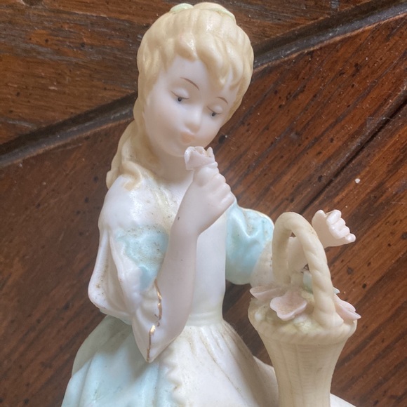 Porcelain figurine of girl with basket of flowers - Picture 2 of 5